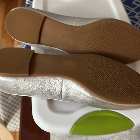 VGUC Tory Burch Silver flat with silver logo Size 8 - Picture 4 of 4